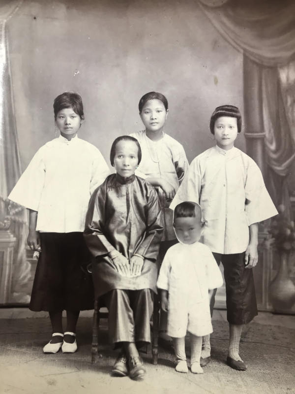 Group photograph of Leong Family